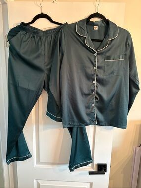 Woven Satin Pajama Set with Contrast Piping - Hunter Green